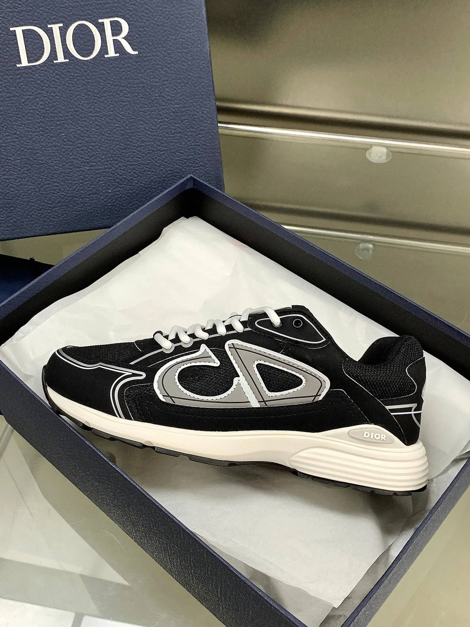 👟👟Ex-factory price 660👟👟 Newly upgraded Dior B30 series dad sneakers. New B30 sneakers. Dad Shoes style shoes that follow the trend of the retro market. The Dior logo on the tongue also indicates that this pair of shoes is the B30 model! B30 uses fine-textured leather and mesh cloth materials to form a shoe body. There are conspicuous letters CD on both sides of the shoe body to indicate identity. Many lines on the shoe body outline details to make the shoes look less monotonous and full of retro flavor. The delivery counter is exquisitely packaged🛍📦 ▪️Fabric: Original customized technical fabric + mesh ▪️Inner lining: Customized breathable lining ▪️Outsole: IP+TPU outsole ▪️Sole thickness: 3.5CM ▪️Size: Women’s size 35-40 / Men’s size 39-45